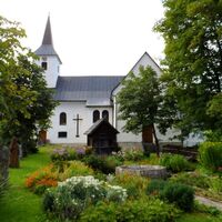 Schöner Garten der Pfarrkirche Lackenhof