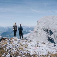 Wanderer am Gipfel der Hohen Munde