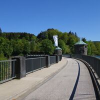 Auch die Staumauer wird überquert