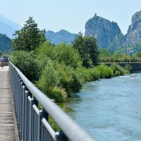 Der Radweg entlang des Flusses Sarca (im Hintergrund die Burg von Arco)