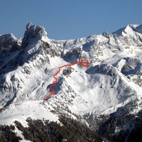 Der Blick vom gegenüberliegenden Korein (1850 m) auf den oberen Anstiegsteil zur Kamplbrunnspitze (Kreis).
