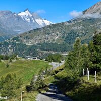 Immer größer taucht der Großglockner im Hintergrund auf.