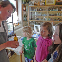 Drei Kinder im Gnarrenburger Glasmuseum
