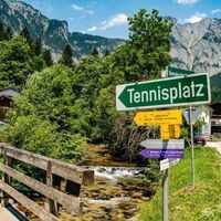 Wegweiser zum Tennisplatz unser Startpunkt