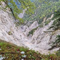 Direkt am Sattel die Abbruchkante hinunter ins Schobertal