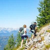 Wanderer am Weg zum Aussichtsberg Lackenkogel