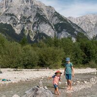 Familie am Bach in Leutasch