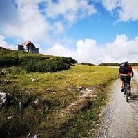 Mit dem E-Bike zum Schneealpenhaus