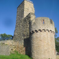 Wir passieren die Wachtenburg, die über Wachenheim thront.