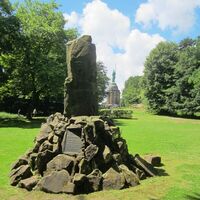 Hermannsdenkmal mit dem Bismarckstein