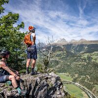 Panoramasicht über die Surselva. Bei der Ruinda Schwarzenstein in Obersaxen ist die Aussicht besonders imposant.