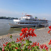 Fahrgastschiff Germania an der Rheinpromenade