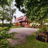 Das Wanderheim leuchtet und lädt zu einer gemütlichen Rast ein, egal ob drinnen oder draußen