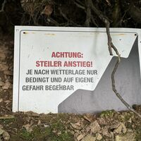 Warnhinweis auf der Wanderroute