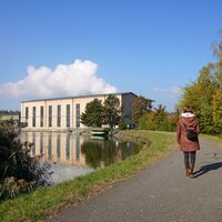 klingnauer-stausee-kraftwerk-und-fussgaenger