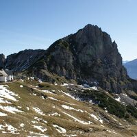 Das Admonter Haus (1724 m) mit der Admonter Warte (1807 m)