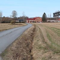 Blick von der Einmündung der Pellavatehtaantie zur Fabrik