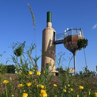 Neue Hauptattraktion - begehbare Weinflasche mit Weinglas