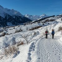 Kurz nach dem Start bei Vella mit Blick zum Pèz Terri in die Talschaft Lumnezia