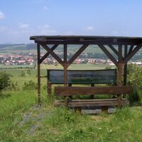 Beim Aussichtspunkt „Rundblick Schleidsberg“ ergänzt eine Panoramakarte den herrlichen Ausblick