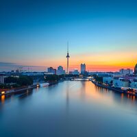 Panoramablick auf die Berliner Skyline bei Sonnenuntergang mit Fernsehturm und Spree