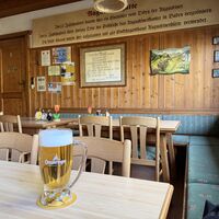 Gemütliche Gaststube! Zur Geschichte siehe die querformatige Inschrift am oberen Bildrand.