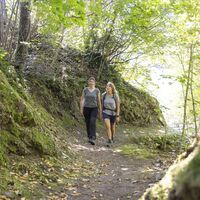 Zwei Wanderinnen laufen durch den Wald unterhalb der Ruine Schenkenzell