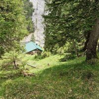 Im Abstieg kommt die Pitzenhütte ins Blickfeld