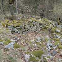 Ruinenreste am Felsgrad