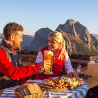 Brotzeit auf der Sonnenterrasse der Ostlerhütte