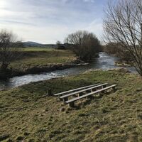 Bänke und Aussicht an der Flussmündung