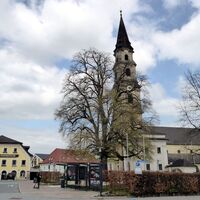 Die Bushaltestelle Mattsee Ortsmitte befindet sich direkt vor der Stiftskirche.