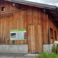 Fleischtrocknerei mit der Infotafel zum Erlebnispfad