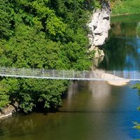 Eine als Spinnennetz konstruierte und schwingende Hängebrücke verbindet das linke Ufer der Donau mit der Eremitage