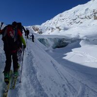 Im Frühjahr 2014 hat man den weiteren Aufstieg an der orographisch rechten Seite der Gletscherzunge fortgesetzt. Das kann sich aber infolge des Gletscherrückzugs jederzeit ändern.