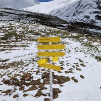 Rätselhafter Wegweiser, aber immerhin gibts einen.