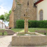 Löwenbrunnen vor der prot. St. Salvator Kirche Kallstadt