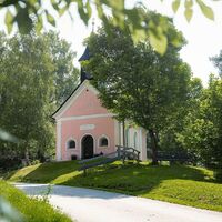 Kulturwanderweg Reith im Sommer_St. Magnuskapelle mit Blättern im Vordergrund.jpg