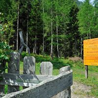 Informationstafeln durch die Nationalparkverwaltung aufgestellt, weisen auf den Naturlehrpfad hin.