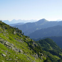 am Horizont der Bosruck, die Haller Mauern, der Hochgrößen im Vordergrund und rechts noch das Gesäuse
