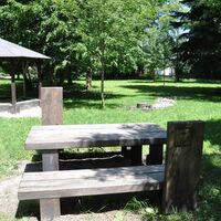 Viele Spielelemente und Sitzbänke im Park von Wurzbach