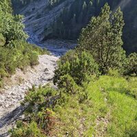 Hier die Rinne beim Jägerstand, die man überqueren muss. Und im Bild rechts davon der anschließende Weg nach oben.
