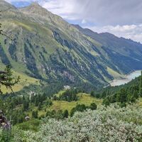 Weiter unten nun Blick auf den nicht ganz gefüllten Gepatsch Stausee und das Gepatschhaus.