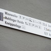 Otterberg - Wegweiser Hinkelsteinweg auf dem Kirchplatz