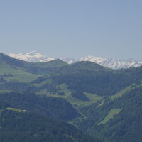 in der Ferne die Hohen Tauern