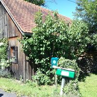 Stempelstelle mit Hütte vor dem Fred Strohmeier Haus