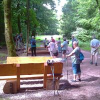 Wandergruppe vor dem Wassertretbecken