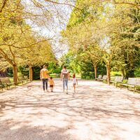 Familienspaziergang im Stadtpark