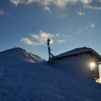 Die Hütte auf dem Porezen (1585 m) ist nur ein kurzer Spaziergang vom Gipfel entfernt.