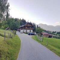 Der Finsterlhof liegt direkt am Knappenweg